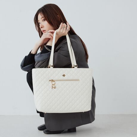 [^ԁFPJA-B1260]sV[YtQUILTING / LeBOꂼw  x̐VV[YSʂɎ{LeBOɃCXg[`[tiłčfUCp[̒WsNɃx[VbNȃubNEAC{[S3FWJsitw ď炵 xȕɌg[gobOBɂ̓S[hgp鎖ōvXBCXg[~p[iȃIWi`[wY킹܂BfUCɗ炸A@\ʂDGBA4TCYΉ\ŁAʋ΂ʊwɂgIItpACeBŉוႲɂȂ肪ȃg[gobO^CvŉוׂĎ[oAƐ鎖\łBVvȃX^CɂfB[CNȃX^Cɂ}b`l̂߂̃g[gobOBsuhtPAUL&JOE ACCESSOIRES / |[AhW[ ANZ\NGCeBufBN^[Sophie Mechaly(\tB[EV[)̓l̑q̖Ouhl[ƂPAUL & JOE- e悤ȋPAgDȂ̂ɐŁA҂킪܂ -PAUL & JOEf鏗́A킪܂܂ɎvقǂɋӎuƐMOɂӂA̋߂̂𖾊mɐSX^CbVȏłBAj}t[`[tƂj[Nȃp^[gpRNV͊yɈAuh̃ACfeBeB[łhJOIE DE VIVIRE(邱ƂɊ)hAfUĈ鏈ɎU΂߂Ă܂sXybNtJ@Ft@Xi[JdlF|Pbg~2 / t@Xi[|Pbg~1 / t[|Pbg~2OʎdlFt@Xi[|Pbg~1stitۑ