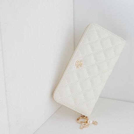 [^ԁFPJA-W1251]sV[YtQUILTING / LeBOꂼw  x̐VV[YSʂɎ{LeBOɃCXg[`[tiłčfUCp[̒WsNɃx[VbNȃubNEAC{[S3FWJsitz̒łg̗ǂƂDɐ܂ڂtɓĂ鎖ŐlC̍zBz̒łɐlC̍gEht@Xi[h^CvBEht@Xi[ōẑ傫JAD⏬K̏oꂪ₷dlłBɂ͏[̃J[h|PbgAiKvȃJ[hނ̂z1Ŏ^Ԏ\Bt[|Pbg₨DƎ[񂠂̂ŁÅǗ₷AmȂɂ܂ĂȂĂƂIH؂ȕւ̑蕨ƂĂ߂̏iȃfUCłBsuhtPAUL&JOE ACCESSOIRES / |[AhW[ ANZ\NGCeBufBN^[Sophie Mechaly(\tB[EV[)̓l̑q̖Ouhl[ƂPAUL & JOE- e悤ȋPAgDȂ̂ɐŁA҂킪܂ -PAUL & JOEf鏗́A킪܂܂ɎvقǂɋӎuƐMOɂӂA̋߂̂𖾊mɐSX^CbVȏłBAj}t[`[tƂj[Nȃp^[gpRNV͊yɈAuh̃ACfeBeB[łhJOIE DE VIVIRE(邱ƂɊ)hAfUĈ鏈ɎU΂߂Ă܂sXybNtJ@FEht@Xi[JdlFt[|Pbg~3 / J[h|Pbg~12 / D~2 / K~1(d؂肠)wʎdlFt[|Pbg~1stitpBOX