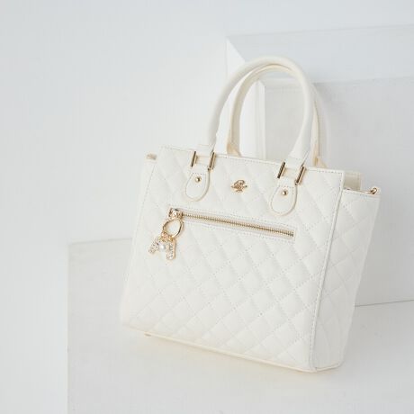 [^ԁFPJA-B1258]sV[YtQUILTING / LeBOꂼw  x̐VV[YSʂɎ{LeBOɃCXg[`[tiłčfUCp[̒WsNɃx[VbNȃubNEAC{[S3FWJsitVvȃfUC̒ɁAS[h̋gƃCXg[S̃IWi`[ڂfUCBƂfUC̃nhobO𕁒igTCYɁB傫߂A߂傤ǂTCYɎdグ܂Bɂ͂|Pbgt@Xi[|PbgȂǁA[̎[Ă܂BƂȃobO̒肳邱Ƃ\Bɂ́At̃V_[Xgbvt鎖ŃV_[obOƂĂgD́BnhobO / V_[obO2WAYłg܂BOʂɃt@Xi[|Pbg邱ƂłɎôĂƂ\łBsuhtPAUL&JOE ACCESSOIRES / |[AhW[ ANZ\NGCeBufBN^[Sophie Mechaly(\tB[EV[)̓l̑q̖Ouhl[ƂPAUL & JOE- e悤ȋPAgDȂ̂ɐŁA҂킪܂ -PAUL & JOEf鏗́A킪܂܂ɎvقǂɋӎuƐMOɂӂA̋߂̂𖾊mɐSX^CbVȏłBAj}t[`[tƂj[Nȃp^[gpRNV͊yɈAuh̃ACfeBeB[łhJOIE DE VIVIRE(邱ƂɊ)hAfUĈ鏈ɎU΂߂Ă܂sXybNtJ@Ft@Xi[JdlF|Pbg~2 / t@Xi[|Pbg~1 / t[|Pbg~2OʎdlFt@Xi[|Pbg~1stitۑ