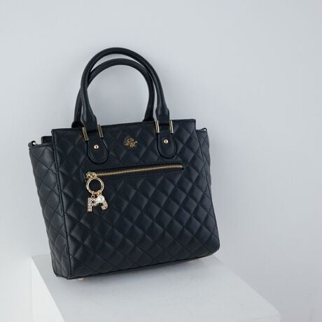 [^ԁFPJA-B1258]sV[YtQUILTING / LeBOꂼw  x̐VV[YSʂɎ{LeBOɃCXg[`[tiłčfUCp[̒WsNɃx[VbNȃubNEAC{[S3FWJsitVvȃfUC̒ɁAS[h̋gƃCXg[S̃IWi`[ڂfUCBƂfUC̃nhobO𕁒igTCYɁB傫߂A߂傤ǂTCYɎdグ܂Bɂ͂|Pbgt@Xi[|PbgȂǁA[̎[Ă܂BƂȃobO̒肳邱Ƃ\Bɂ́At̃V_[Xgbvt鎖ŃV_[obOƂĂgD́BnhobO / V_[obO2WAYłg܂BOʂɃt@Xi[|Pbg邱ƂłɎôĂƂ\łBsuhtPAUL&JOE ACCESSOIRES / |[AhW[ ANZ\NGCeBufBN^[Sophie Mechaly(\tB[EV[)̓l̑q̖Ouhl[ƂPAUL & JOE- e悤ȋPAgDȂ̂ɐŁA҂킪܂ -PAUL & JOEf鏗́A킪܂܂ɎvقǂɋӎuƐMOɂӂA̋߂̂𖾊mɐSX^CbVȏłBAj}t[`[tƂj[Nȃp^[gpRNV͊yɈAuh̃ACfeBeB[łhJOIE DE VIVIRE(邱ƂɊ)hAfUĈ鏈ɎU΂߂Ă܂sXybNtJ@Ft@Xi[JdlF|Pbg~2 / t@Xi[|Pbg~1 / t[|Pbg~2OʎdlFt@Xi[|Pbg~1stitۑ