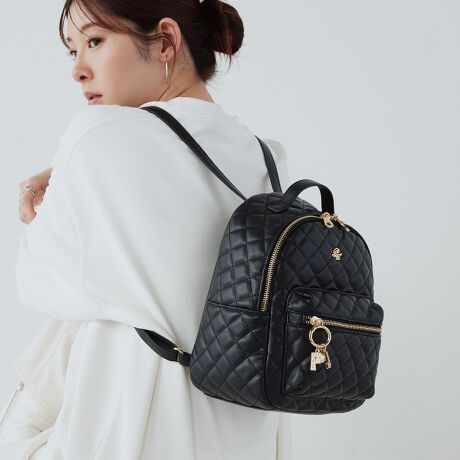 [^ԁFPJA-B1259]sV[YtQUILTING / LeBOꂼw  x̐VV[YSʂɎ{LeBOɃCXg[`[tiłčfUCp[̒WsNɃx[VbNȃubNEAC{[S3FWJsit炵ƈグĂ~jTCỸbNBig͂AbN͗肪󂭂̂Ńe[}p[N₿Ƃo̎ɂ߁BfB[CNȃR[fBl[g̑QȂ̂͂AJWAR[f̊iグACeƂĂg܂B~jTCYȂoɕKvȍŒ̉ו͏\Ɏ[鎖\ŁAgȂႤACełBsuhtPAUL&JOE ACCESSOIRES / |[AhW[ ANZ\NGCeBufBN^[Sophie Mechaly(\tB[EV[)̓l̑q̖Ouhl[ƂPAUL & JOE- e悤ȋPAgDȂ̂ɐŁA҂킪܂ -PAUL & JOEf鏗́A킪܂܂ɎvقǂɋӎuƐMOɂӂA̋߂̂𖾊mɐSX^CbVȏłBAj}t[`[tƂj[Nȃp^[gpRNV͊yɈAuh̃ACfeBeB[łhJOIE DE VIVIRE(邱ƂɊ)hAfUĈ鏈ɎU΂߂Ă܂sXybNtJ@Ft@Xi[JdlFt[|Pbg~1OʎdlFt@Xi[|Pbg~1stitۑ