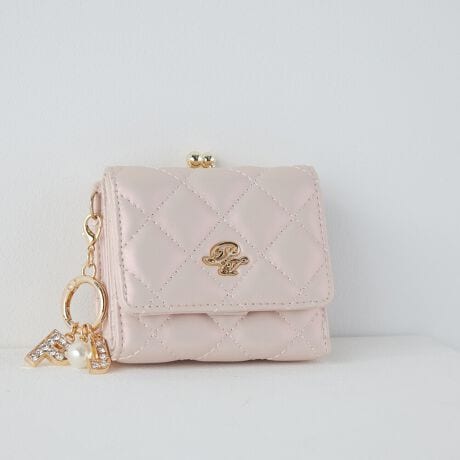 [^ԁFPJA-W1252]sV[YtQUILTING / LeBOꂼw  x̐VV[YSʂɎ{LeBOɃCXg[`[tiłčfUCp[̒WsNɃx[VbNȃubNEAC{[S3FWJsit~jobOɂ[\ȃTCYŐlCzB̏K͊J߂₷AfUC̃|CgɂBRpNgȃTCYȂ[̃J[h|PbgAiKvȃJ[hނ1ɂ܂Ƃ߂ĂƂ\łBlfUCő؂ȕւ̑蕨ƂĂ߁BsuhtPAUL&JOE ACCESSOIRES / |[AhW[ ANZ\NGCeBufBN^[Sophie Mechaly(\tB[EV[)̓l̑q̖Ouhl[ƂPAUL & JOE- e悤ȋPAgDȂ̂ɐŁA҂킪܂ -PAUL & JOEf鏗́A킪܂܂ɎvقǂɋӎuƐMOɂӂA̋߂̂𖾊mɐSX^CbVȏłBAj}t[`[tƂj[Nȃp^[gpRNV͊yɈAuh̃ACfeBeB[łhJOIE DE VIVIRE(邱ƂɊ)hAfUĈ鏈ɎU΂߂Ă܂sXybNtJ@FzbNJdlFJ[h|Pbg~8 / D~1 / K~1(t[|Pbg~1,d؂肠)stitpBOX