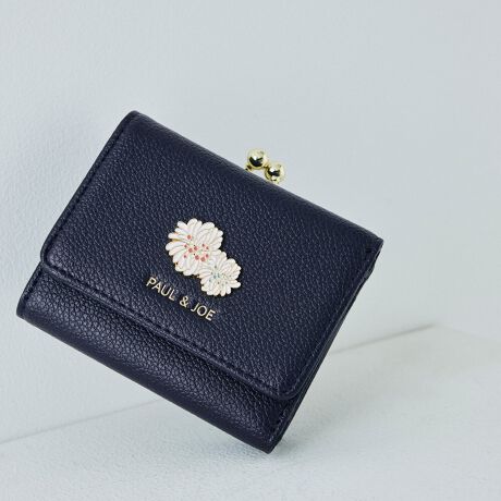 [^ԁFPJA-W1312]sV[YtCHRYSANTHEME METAL / NUe[^܂ł́wNUe[x̃fUCVV{ɃNUe[̃^킹iȃfUC̃V[Ya܂nɂ̓NUe[̑gpAPAUL&JOE炵dオɏiȃfUCɍ킹O[ElCr[AC{[sN4FWJsit~jobOɂ[\ȃTCYŐlCzB̏K͊J߂₷AfUC̃|CgɂBRpNgȃTCYȂ[̃J[h|PbgAiKvȃJ[hނ1ɂ܂Ƃ߂ĂƂ\łBlfUCő؂ȕւ̑蕨ƂĂ߁BsuhtPAUL&JOE ACCESSOIRES / |[AhW[ ANZ\NGCeBufBN^[Sophie Mechaly(\tB[EV[)̓l̑q̖Ouhl[ƂPAUL & JOE- e悤ȋPAgDȂ̂ɐŁA҂킪܂ -PAUL & JOEf鏗́A킪܂܂ɎvقǂɋӎuƐMOɂӂA̋߂̂𖾊mɐSX^CbVȏłBAj}t[`[tƂj[Nȃp^[gpRNV͊yɈAuh̃ACfeBeB[łhJOIE DE VIVIRE(邱ƂɊ)hAfUĈ鏈ɎU΂߂Ă܂sXybNtJ@FzbNJdlFJ[h|Pbg~8 / D~1 / K~1(t[|Pbg~1,d؂肠)stitpBOX