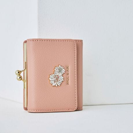 [^ԁFPJA-W1312]sV[YtCHRYSANTHEME METAL / NUe[^܂ł́wNUe[x̃fUCVV{ɃNUe[̃^킹iȃfUC̃V[Ya܂nɂ̓NUe[̑gpAPAUL&JOE炵dオɏiȃfUCɍ킹O[ElCr[AC{[sN4FWJsit~jobOɂ[\ȃTCYŐlCzB̏K͊J߂₷AfUC̃|CgɂBRpNgȃTCYȂ[̃J[h|PbgAiKvȃJ[hނ1ɂ܂Ƃ߂ĂƂ\łBlfUCő؂ȕւ̑蕨ƂĂ߁BsuhtPAUL&JOE ACCESSOIRES / |[AhW[ ANZ\NGCeBufBN^[Sophie Mechaly(\tB[EV[)̓l̑q̖Ouhl[ƂPAUL & JOE- e悤ȋPAgDȂ̂ɐŁA҂킪܂ -PAUL & JOEf鏗́A킪܂܂ɎvقǂɋӎuƐMOɂӂA̋߂̂𖾊mɐSX^CbVȏłBAj}t[`[tƂj[Nȃp^[gpRNV͊yɈAuh̃ACfeBeB[łhJOIE DE VIVIRE(邱ƂɊ)hAfUĈ鏈ɎU΂߂Ă܂sXybNtJ@FzbNJdlFJ[h|Pbg~8 / D~1 / K~1(t[|Pbg~1,d؂肠)stitpBOX