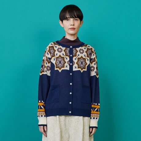 [^:B1554RKD404]yfށz<br>KxȌ򊴂ƂȂ₩ɔG̗ǂgA[bp̃^C̃C[Wőg񂾃WK[hjbgB<br><br>yfUCz<br>tg猨ɂđ_ɓWK[hCpNgĂ܂B<br>Z߂̒ŃRpNgɎdグĂ̂ŏd߂y₩ȈۂɎdオĂ܂B<br>fނ̃XJ[gƃZbgAbvƂĂłACełB<br><br><br>yuhz<br>FRAPBOIS/t{A<br><br>2001NɃuhX^[gB<br>ulȂl̕vRZvgɁAl郊bNXfC[EFAĂRNVuhB<br>fB[XƃỸACepӂĂ܂B<br><br><a href="https://frapbois.jp/index/" class="input_text" target="_blank" rel="noopener noreferrer"><font color="blue"><u>FRAPBOIS official website </u></font></a>