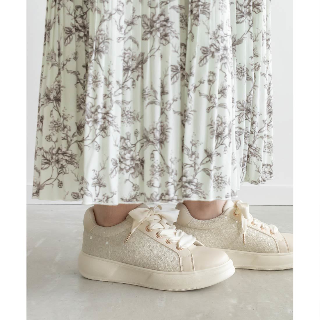 25春夏新作＞【22.5-25.5】コンビマテリアルビジューハトメスニーカー