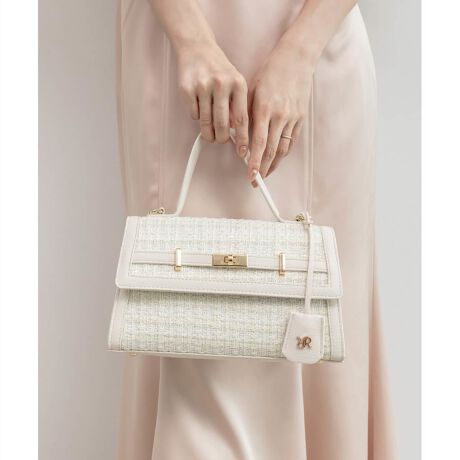 [^:FB36173]25H~V쁄@ׂȃcC[hGKgȈۂ̃nhobOBƂtHłƊvXĂ̂ŁAigłȂIP[WV[ł􂵂܂BPOINTE@ׂȃcC[hfBCNȈہEƊ̂邩ƂXNGAtHEtbvɎ{ꂽxgiȃfUCEnhobOƂĂV_[obOƂĂg2waydlidlE߉\ȃV_[xg(O\)EOI[v|Pbg~1EI[v|Pbg~1At@Xi[|Pbg~1EXChbNŊJEeyTCYz~jzFZAX}[gtHi14.7~7.2cmjFZA|[`FZAJ[hP[XFZAnJ`FZAbvFZACXCzFZAN[FZ