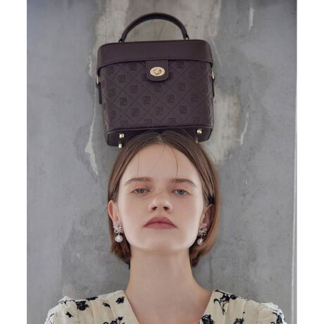 [^:FB36235]25H~V쁄IWimǑ^{ojeBobOBRpNgȌڂȂ[͔QŁALV[Ŋ􂷂ACełBPOINTEIWimǑ^fUCEiŐꂽہEANZgɂȂS[hߋE[͔QȃojeB^CvidlEI[v|Pbg2E߉\ȃV_[xg(O\)EeyTCYz~jzFZAybg{g340mlijFZAX}[gtHi14.7~7.2cmjFZA|[`FZAJ[hP[XFZAnJ`FZAbvFZACXCzFZA~jN[FZ