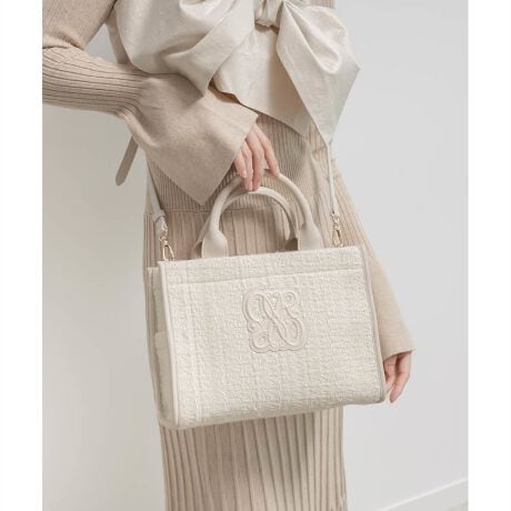 [^:FB36228]25H~V쁄mO`[tڂ䂭g[gobOBLC߃tHɃV[Y[h܂cC[hnŁAitF~jȃX^CoĂ܂BPOINTEiȃcC[hfށEtgɂmOG{XfUCGKgȈہE悭Ɗ̂tHEJLAoꂵ₷idlE߉\ȃV_[xg(O\)EI[v|Pbg~3EOI[v|Pbg~2E}Olbg{^ŊJyTCYzzFZAybg{gi340mljFZAX}[gtHi14.7~7.2cmjFZA|[`FZAJ[hP[XFZAnJ`FZAbvFZACXCzFZAN[FZAA5蒠FZ