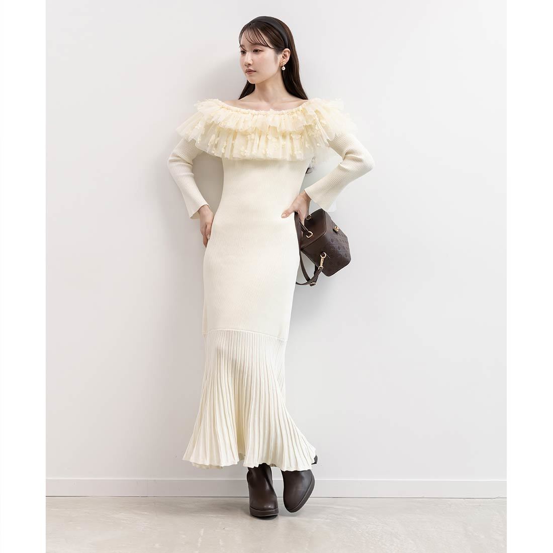 25秋冬新作＞【選べる丈感】3Dフラワーフリルオフショルニット