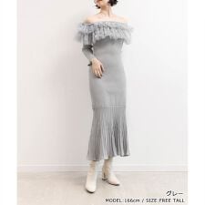 ランダ(RANDA)の＜25秋冬新作＞【選べる丈感】3Dフラワーフリルオフショルニットワンピース