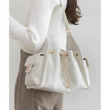 [^:FB36243]25H~V쁄iȃ`F[fUC̃h[XgOobOBGKgȂ悭GbW̌fUCAR[fBl[gɃANZgYĂACełBPOINTEGKgȃ`F[fUCEANZgɂȂTCh|Pbg̃mOEubN͊炩ȃX[XfށAAC{[͏炵cC[hfށE߂̃V_[̕SyidlEOtbv|Pbg2EI[v|Pbg2EeyTCYzzFZAybg{gi500mljFZAX}[gtHi14.7~7.2cmjFZA|[`FZAJ[hP[XFZAnJ`FZAbvFZACXCzFZAN[FZAA5蒠FZ