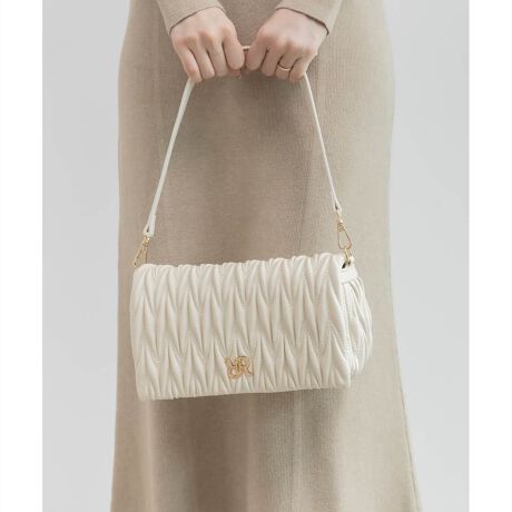 [^:FB36275]25H~V쁄ՂƂ̓IȃLeBOۓIȃV_[obOB肵ȂtHR[fBl[giɎdグĂ܂BPOINTE̊̂LeBOfUCEANZgɂȂIWimOEӂ݂TCh̃tH炵ہEubNƃAC{[͊炩ȃU[fށAsN̓V[Y[h܂xAfޏidlEI[v|Pbg1At@Xi[td؂|Pbg1E}Olbg{^ŊJE߉\ȃV_[xgEO\ȃnhEeyTCYzzFZA~jzFZAybg{gi340mljFZAX}[gtHi14.7~7.2cmjFZAJ[hP[XFZAnJ`FZAbvFZACXCzFZAA5蒠FZ