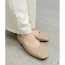 ＜26春夏新作＞【22-25.5】ゴールドパーツVカットフラットパンプス