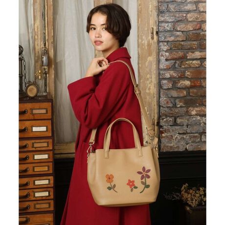 [^ԁFGG5LA31180]iȈۂ̃RpNgȃg[gobOBۂ݂̂tHƔzFt[`[t͓IȃfUCłB|Pbgt̎pIȎ[ɉAV_[xgtłoɂ҂̎dl|CgBV[YXŋGߖ킸݂₷AlXȃV[Ŋ􂵂ĂIXX̃ACełB