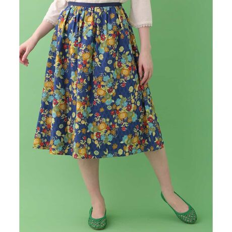 ホコモモラ（JOCOMOMOLA）のフラワープリントギャザースカート。春夏の明るい日差しにぴったりな鮮やかなフラワープリントスカート。編み地に変化をつけた軽やかな風合いがシーズンコーデを盛り上げる一枚です。ベルトレスのすっきりとしたウエストにボリュームたっぷりのシルエットが女性らしい曲線美を演出。シンプルコーデに映える主役顔スカートです。※裏地つきｍｏｄｅｌ：Ｈ１６５　Ｂ７９　Ｗ６０　Ｈ８８　着用サイズ：Ｍ[型番:GJHFG51178]