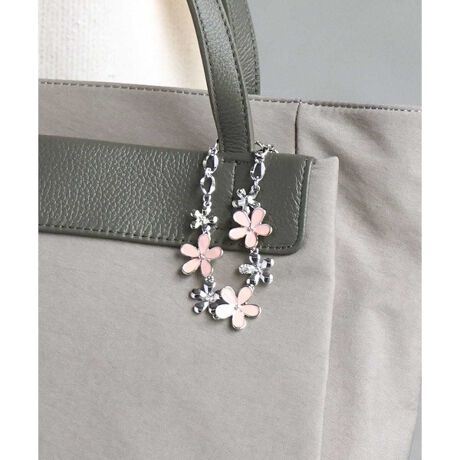 [^ԁFBKSAD05040]ȃt[`[tԁAtF~jȕ͋C̃`[ANZT[B zFANZgɃrW[|CgCȂ͓IȃfUCłB 莝̏obOɎtă`[ƂĂ̎gp͂AuXbgƂĂp}`ȎdlB 傫߃tbNŕtւ₷AlXȃV[ō킹Ē鑡蕨ɂ߂̃ACełB