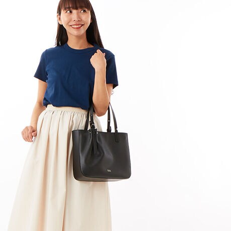 [^:030050110]VvǋgŃVGbgɓoĂobOV[YłB̌^͎R̃M{Vɂ钷\ȎdlƂȂĂ܂BeCXg肰ȂgƂ芴̂鑾߂̎Rŕ\AɃ\tgȃVN^vgp邱ƂłȂ₩Ȋv̓ł悤ɂĂ܂Bo[̋̂킦Ń}`ɉ荞ފv̓oĂ܂BƎ̈ႤṽRrł肰Ȃ悳Amɂ킹₷VvȃobOɎdグ܂BjiEji b`@NINA NINA RICCI@}VEGhEîCɓo^ēׂ݌ɂ킸ȎAN[|Z[̊JnȂǂm点܂BЂo^肢܂BuĥCɓo^ViēׂȂǂm点܂BЂo^肢܂B