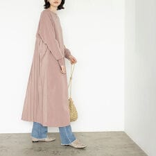 バックプリーツロングワンピース　クルーネック