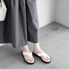 ジーラ バイ リュリュ(GeeRA)のシンプルトングサンダル