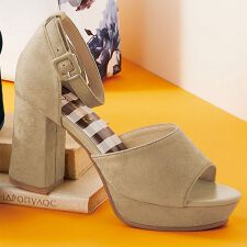 ジーラ バイ リュリュ(GeeRA)のころんとしたフォルムのプラットフォームサンダル