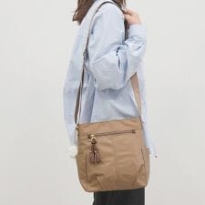 カナナコレクション(Kanana collection)のショルダーバッグ 軽量 カナナプロジェクト タッセル 68871