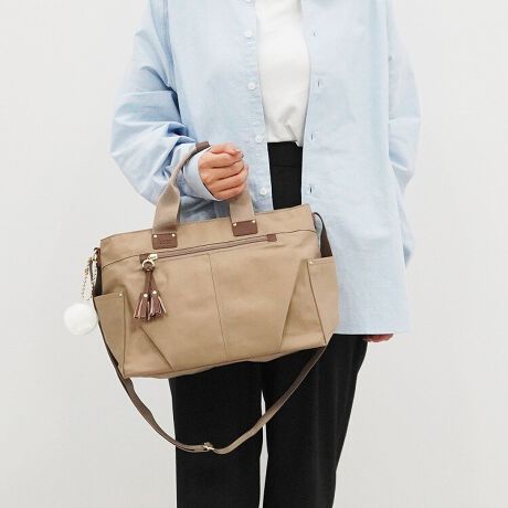 [^:68873]ȃ^bZJWAobOV[YBĉiCfނɁAtFCNU[|Cgg邱ƂŏiŐꂽfUCɎdグ܂B^bN̂ӂƂVGbg|CggɂAsɂALV[Ŋ􂵂Ă閜\ACełB͐₩ȋCɂȂsNx[XɁAuv`[tɂؘRfUC܂BB5TCY[\ȃTCYBg[gobOƂĂV_[obOƂĂgp\2waydlłB|PbgEbVt@Xi[|Pbg~1EЃ}`I[v|Pbg~2O|PbgEtg|Pbg~1Etg|PbgI[v|Pbg~1ETCh|Pbg(ybg{g[\)~2Ewʃ|Pbg~1ZbgAbvxgtwʃ|Pbg̓ZbgAbvxgƂĂgp\BX[cP[X̃nhɌŒ肷邱ƂňړX[YɁB̂gJiihtŃnbs[܂܂悤ɁBČCŋAĂ܂悤ɁBȊ肢߂̂`[łB