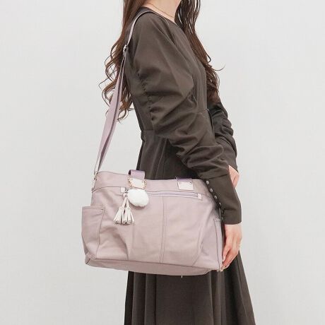 [^:68873]ȃ^bZJWAobOV[YBĉiCfނɁAtFCNU[|Cgg邱ƂŏiŐꂽfUCɎdグ܂B^bN̂ӂƂVGbg|CggɂAsɂALV[Ŋ􂵂Ă閜\ACełB͐₩ȋCɂȂsNx[XɁAuv`[tɂؘRfUC܂BB5TCY[\ȃTCYBg[gobOƂĂV_[obOƂĂgp\2waydlłB|PbgEbVt@Xi[|Pbg~1EЃ}`I[v|Pbg~2O|PbgEtg|Pbg~1Etg|PbgI[v|Pbg~1ETCh|Pbg(ybg{g[\)~2Ewʃ|Pbg~1ZbgAbvxgtwʃ|Pbg̓ZbgAbvxgƂĂgp\BX[cP[X̃nhɌŒ肷邱ƂňړX[YɁB̂gJiihtŃnbs[܂܂悤ɁBČCŋAĂ܂悤ɁBȊ肢߂̂`[łB