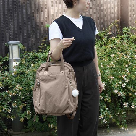 [^:19085]gxfC[rWlXBV[XɎgi`eCXǧyʃg[^V[YBۂ̃}bgŃV̂fނɁAtFCNU[|Cgg邱ƂŁAJWA̒ɏifUCɎdグ܂Bx[WJ[̂݃p[̂tFCNU[gpA؂₩ŃGKgȈۂɁBVvŃ~j}ȃfUCȂ̂ŕLV[ER[fBl[głg܂B莝₷gbvnh̃bNTbN̓rWlXg\A4NAt@C(W22~H31cm)]TĎ[\ȃTCYłBtg|Pbg͐[̂ŁAopx̍X}[gtH͂A蒠╶ɖ{̎[ɂ߂łBX[cP[X̃nhɌŒłZbgAbvxgݒuĂ̂ŁAgxoV[ł劈􂵂ĂACełByO|PbgzEtgt@Xi[|Pbg~2Etg|PbgNbVI[v|Pbg~1ETCh|Pbg~2(500mLybg{g[\)y|PbgzEbVt@Xi[|Pbg~1EЃ}`I[v|Pbg~2E{gz_[~1J[͑SFFłB