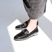 スタッズ付きローファー