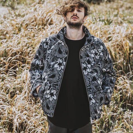 [^:453006-550B]2023 A/W NO ID.BLACK collectionmg[Ȃ瑶݊Q̗̓Iȕ\ŉŝD肪ڂX^hJ[u]BgbNu]̂悤ȃX^hJ[ƃI[o[TCWOASʂɎgpSunŃGtH[gX؂₩ȃ[ho{BVGbg̓bNX̂I[o[V_[BIGVGbgBOX[uɉAALݒA͍̕D݂prɂăVGbgςXgbvtBBe[ŴԂȃt[p^[AlȓA݂Aj}p^[AIłȂʊŁA藧̓Iȕ\ɎdオyCY[p^[3WJBꂼɈۂ̈قȂJ[Ŏ炵Cɓ̕ė~B