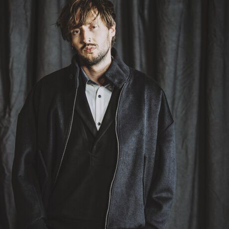 [^:855006-881B]2024 A/W NO ID. COLLECTION_炩ȃVM[^b`ngpAg݂ƋGߊI[o[TCỸgbNWPbgBgƑɂƂbNXVGbgŁAKȒSn񋟂܂B݂ɂ̓`Xgbvt̃hbOC[J[̗pA{^Jƌ̎̂悤ȃVGbgy߂̂łBtgɂ̓tbvƃ{^t̃|PbgANVJŏiȕ͋CoBVvŐꂽfUCAl̗]TꒅƂȂĂ܂B܂ÃWPbg̃[cɂ́A1937NɃCMXE}`FX^[ߍxŃWE~[ݗuoN[^v܂BoN[^͉pR̎xpWp[x[XɁAhEhH{StWp[J܂B1948Nɂ́uG-9vƂĔÃ݂XCOgbvu]̌^ƂĔIȏɂ킽舤ꑱĂ܂Bȓ:EVM[^b`nɂ_炩ȎƋGߊEI[o[TCYVGbgŉKȒSnEhbOC[J[̌Iȋ݃fUCEtbvƃ{^t̃NVJȃ|PbgEoN[^G-9Ƀ[cjfUC߃V[:EJWAɏiX^COɁEG߂̕ςڂɌy₩ɉHDAE^[ƂāEbNXl̃R[fBl[gɂBIG-gbNWPbǵANO ID.̏H~RNVɂāAjfUCƌIȃAWZꒅłB