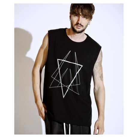 [^:856006-036T]2025 S/S NO ID. COLLECTIONCpNgQ̃WIgbNvg_Ɏ{AX[uXdlBIGvI[o[BK̂ȂcCō\ꂽA[gCNȃp^[A䂫ꖇłB𕢂ChVGbgƂƂ肠{bNXCŁAbNX̂dオɁBm[X[ufUCȂł͂̔ƌýAtăV[Yɂ҂BP̂ŎɂȂ̂͂AKEVcAyAE^[Ƃ̃C[hł݊܂BoIɈۂcACeƂāAVvȃR[fɌɍœKłBȓFE𕢂ChȃX[uXfUCEsKȃC\̃WIgbNp^[_ɃvgEOgŜɔzuꂽOtBJȃfUCERbg{fBɂi`ȎƉKȒSnEP̂łC[hłf鑶݊dオ肨߃V[FETVcɈꖇŒĎX^COɁEKEWPbgƂ̃C[hŃANZgɁEA[gXg[gꂽ[hȒȂɂ WIgbNvgX[uXBIGvI[o[ ́AA[gs[X̂悤ȃfUCƃVGbgoX𗼗A2025 S/S NO ID.RNV̎oIACełB