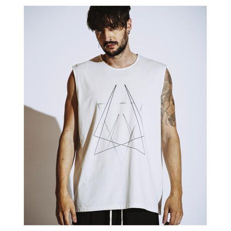 [^:856006-036T]2025 S/S NO ID. COLLECTIONCpNgQ̃WIgbNvg_Ɏ{AX[uXdlBIGvI[o[BK̂ȂcCō\ꂽA[gCNȃp^[A䂫ꖇłB𕢂ChVGbgƂƂ肠{bNXCŁAbNX̂dオɁBm[X[ufUCȂł͂̔ƌýAtăV[Yɂ҂BP̂ŎɂȂ̂͂AKEVcAyAE^[Ƃ̃C[hł݊܂BoIɈۂcACeƂāAVvȃR[fɌɍœKłBȓFE𕢂ChȃX[uXfUCEsKȃC\̃WIgbNp^[_ɃvgEOgŜɔzuꂽOtBJȃfUCERbg{fBɂi`ȎƉKȒSnEP̂łC[hłf鑶݊dオ肨߃V[FETVcɈꖇŒĎX^COɁEKEWPbgƂ̃C[hŃANZgɁEA[gXg[gꂽ[hȒȂɂ WIgbNvgX[uXBIGvI[o[ ́AA[gs[X̂悤ȃfUCƃVGbgoX𗼗A2025 S/S NO ID.RNV̎oIACełB