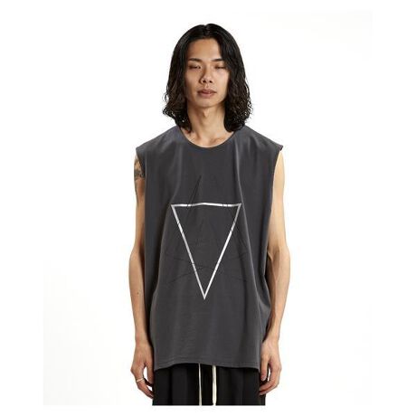 [^:856006-036T]2025 S/S NO ID. COLLECTIONCpNgQ̃WIgbNvg_Ɏ{AX[uXdlBIGvI[o[BK̂ȂcCō\ꂽA[gCNȃp^[A䂫ꖇłB𕢂ChVGbgƂƂ肠{bNXCŁAbNX̂dオɁBm[X[ufUCȂł͂̔ƌýAtăV[Yɂ҂BP̂ŎɂȂ̂͂AKEVcAyAE^[Ƃ̃C[hł݊܂BoIɈۂcACeƂāAVvȃR[fɌɍœKłBȓFE𕢂ChȃX[uXfUCEsKȃC\̃WIgbNp^[_ɃvgEOgŜɔzuꂽOtBJȃfUCERbg{fBɂi`ȎƉKȒSnEP̂łC[hłf鑶݊dオ肨߃V[FETVcɈꖇŒĎX^COɁEKEWPbgƂ̃C[hŃANZgɁEA[gXg[gꂽ[hȒȂɂ WIgbNvgX[uXBIGvI[o[ ́AA[gs[X̂悤ȃfUCƃVGbgoX𗼗A2025 S/S NO ID.RNV̎oIACełB