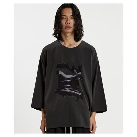 [^:857006-298T]857006-298TDistortionvg8BIG-T2025 A/W NO ID. COLLECTION䂪݂cȂe[}ɂOtBbNۓIȁA8dlBIG TVcBRZv`AȁgDistortionc݁h_ȃvgŕ\Ax[VbNȂĂꒅɎdグ܂B8ݒŁAOX[uƂ͈قȂyƃbNX𗼗BhbvV_[̃I[o[TCYVGbgAȂꂽƍG炵tHo܂B________________________________________ȓ:䂪݂`[tɂOtBbNvgANZg邾łȂꊴoI[o[TCYVGbgTƔ̒ԂɈʒu8ŁAH璷gXg[gEA[gE[hfėp̍x[VbNWHITE^BLACK^GRAY3FWJ________________________________________߃V[:ꖇŎ咣[hEXg[gR[fɃOtBbN厲ɂȞyX^CɃChpc⃌C[hVcƍ킹oXd̒Ȃɂ Distortionvg8BIG-T ́AOtBbNʂăbZ[WZANO ID.炵ACRjbN1łB________________________________________yfpzWHITE / BLACK ~ size one / H:170cmi{lfjGRAY ~ size one / H:180cmi{lfjWHITE / BLACK ~ size one / H:182cmiCOfjJ[Ƃ̒pƂāAЃTCYIт̎QlɁB