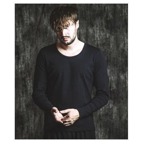 [^:857006-313T]857006-313TbtCXU/N-TVc2025 A/W NO ID. COLLECTIONKȒSnƃ~j}ȃfUC͂̃tCXUlbNJbg\[BX^CbVȃM[tBbgƒ悭JlbNCÂl̃X^COo܂B_炩Lk̍tCXńAlI΂Ȃ\ACeBRbg100̃tCXfނɂAzEʋCƂɗDAH~V[ỸCi[gɂœKBGRAYJ[̂݁ABe[WP~Ju[`H{AJ[Ƃ̈ۂ̈Ⴂy߂܂Bx[VbNȌڂȂAtBbgElbNCEȂǍוɂ蔲ꖇBC[hX^Cɂ߂̊x̍Jbg\[łBȓ:zEʋCɗDꂽRbg100̃tCXfޒ悢tBbgƂ肵UlbNfUCH~̃Ci[ɂ􂷂郍OX[udlGRAŶ݃P~Ju[`Hŕ̂dオ肨߃V[:H~̃C[hX^C̃x[XɃAE^[̃Ci[ƂĒSnƃfUC𗼗VvȒȂNɌ풅ƂẴtCXU/N-T́AfފE@\Eėpׂ̂Ă˔ANO ID.̒ԂƂă[h[uɌ}1łByfpzWHITE ~ size 1 / H:170cmi{lfjGRAY ~ size 2 / H:180cmi{lfjBLACK ~ size 2 / H:182cmiCOfj