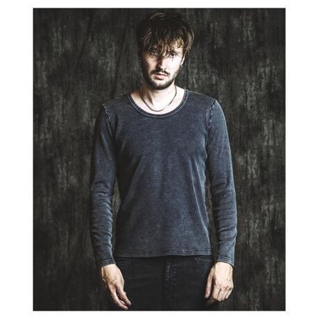 [^:857006-313T]857006-313TbtCXU/N-TVc2025 A/W NO ID. COLLECTIONKȒSnƃ~j}ȃfUC͂̃tCXUlbNJbg\[BX^CbVȃM[tBbgƒ悭JlbNCÂl̃X^COo܂B_炩Lk̍tCXńAlI΂Ȃ\ACeBRbg100̃tCXfނɂAzEʋCƂɗDAH~V[ỸCi[gɂœKBGRAYJ[̂݁ABe[WP~Ju[`H{AJ[Ƃ̈ۂ̈Ⴂy߂܂Bx[VbNȌڂȂAtBbgElbNCEȂǍוɂ蔲ꖇBC[hX^Cɂ߂̊x̍Jbg\[łBȓ:zEʋCɗDꂽRbg100̃tCXfޒ悢tBbgƂ肵UlbNfUCH~̃Ci[ɂ􂷂郍OX[udlGRAŶ݃P~Ju[`Hŕ̂dオ肨߃V[:H~̃C[hX^C̃x[XɃAE^[̃Ci[ƂĒSnƃfUC𗼗VvȒȂNɌ풅ƂẴtCXU/N-T́AfފE@\Eėpׂ̂Ă˔ANO ID.̒ԂƂă[h[uɌ}1łByfpzWHITE ~ size 1 / H:170cmi{lfjGRAY ~ size 2 / H:180cmi{lfjBLACK ~ size 2 / H:182cmiCOfj