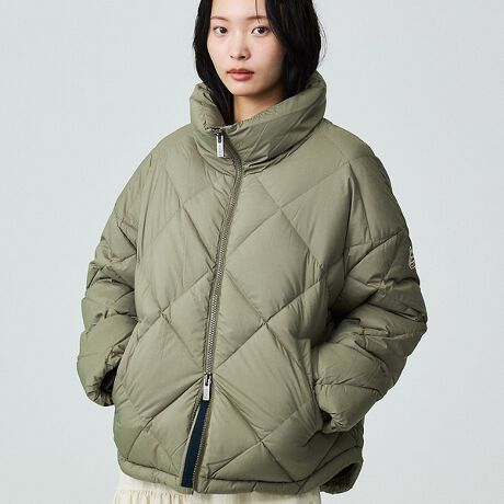 [^ԁF04499831007]NVbNȃ_ChLg{uAfvB\nɂ̓\tgȎƃi`ȃXgb`͂ȐngpASn̗ǂbNX̂V[gWPbgłBhbvV_[Ɛ̃EhőS̓IɊۂ݂̂郉CAƂg݌vŃCO̍ۂXgXȂpł܂B܂tg|Pbg̃CjOɂ͒gt[XtAɂ̓Be[Wbyt܂BfUCNVbNȃ_CLgfUC|CgBEhwA߂̋܂ȂǃfUC̍ꒅłBVGbg/fފۂ݂ттRN[VGbgBslbNX̒ł͂Ƃ̂钅Sň^Ȃ̂ŁAJWAɒȂTCWOł\nɂ̓\tgȎƒ悢Xgb`̂fނgpĂ܂BR[fBl[gNV[ȒSnƁA_CLĝ̓JWAȈۂȂ̂ŁAĩfjX^CȂǋx̃JWAX^Cɂ҂聝slbNX̒ł͂Ƃ̂TCWOȂ̂ŃCi[Ɍ߂̂̂₷łByPYRENEX / slbNXztX̃sl[R̘[TEZx(Saint-Sever)ɂāAт𐶎YЂ 1859 NɑnƂPYRENEX(slbNX)BTEZx̓tHAO̎YnƂĉBł͗LȒnŁAslbNXЂ͑nƓA HpƂďꂽ̖тpA|zc▍Ȃǂ̐Qނ̐Y𑱂Ă܂Bsl[R̘[ƂCۏň_bŃAsbLOꂽ_E͔ɍtBOp[Aۉ̍_E܂܂B1960NɃVtȂǂ̃Lvpi͂߂Ƃ{iIȃApi̐Yn߂slbNX́AOEM [J[ƂėlXȃuhƃ^bOg݁AẪmEnE~ςA1990NォuPYRENEXv̖uhX^[g܂B݂ł͎fUCi[Ƃ̃R{[Vv~ACWJAt@bVV[ӎioĂ܂Bp̒cXSݓXAZNgVbvɃR[i[WJȂǁAtX\_EuhւƑ傫WĂvlbNX݂͌łє̔Q̐Y𑱂ĂAEIɂ͒т琻i܂łтĎЍHŐYĂ_Ȇ[J[łBubN fFH166 B75 W61 H85 pTCYF36X~N fFH170 B86 W61 H90 pTCYF36J[L fFH170 B86 W61 H90 pTCYF36AC{[ fFH170 B86 W61 H90 pTCYF36XO[ fFH174 B81 W63 H87 pTCYF36