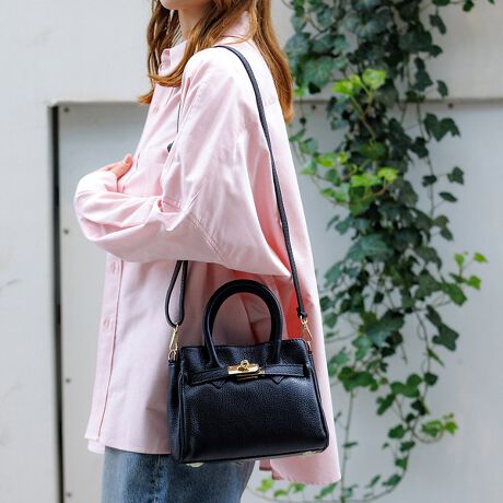 [^ԁF04500161003]s25SSVtV{vGOLDp[ciƍAAULENTTI(IEeB)̃nhobOBO\ȃV_[XgbvtĂ̂2WAYdlŎgĒ܂BgтzA^IȂǂoɕKvȂ͍̂Œ鏬Ԃȑ傫VvŏiȃfUCȂ̂ŃIIt킸g₷fUCBV[ɍ킹ăXgbvŌ|A莝ȂǕLeCXgō킹Ē܂Bidl{̓Ft@Xi[|Pbgd؂ɂȂĂ܂Bfނ̃V_[XgbvtB\Byӎzi摜́A̓p\RȂǂ̉{ɂAۂ̐FƈقȂČꍇ܂B炩߂B摜̏i̓TvłBۂ̏iƎdlAH኱قȂꍇ܂ByAULENTTI/IEeBzAULENTTI2019NɃX^[gobOuhłBobOYƂ̐ȃC^AEtBcF𒆐SƂC^Ãt@Ng[ŐYĂ܂BC^A̎̍v𑽂gpBC^AU[͊v̎ނH@lXŉ[͂̂郌U[ƂȂĂ܂B@\gh܂łlXȃX^CꏊAʂɍ킹obOoĂBubN fFH166 B75 W61 H85 pTCYFF