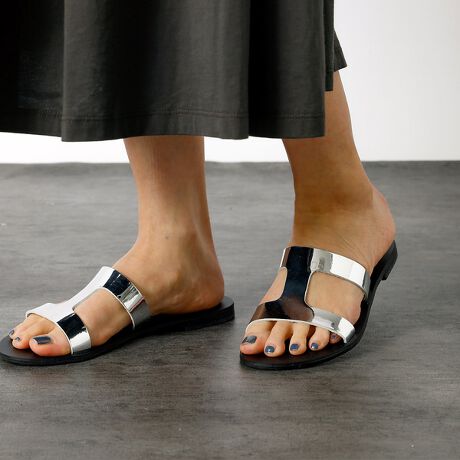 [^ԁF04500162015]s25SSVt߂Vo[̃Abp[iō̂XChT_BbVo[J[ɁAVѐŜJbgAEgfBeB[|Cg̈ꑫłBX[YɒEłXC_[^CvBR[fBl[gɑWG[̗lȂ߂Ă܂BtăV[YɏdԈႢȂ̃T_ł?yӎzi摜́A̓p\RȂǂ̉{ɂAۂ̐FƈقȂČꍇ܂B炩߂B摜̏i̓TvłBۂ̏iƎdlAH኱قȂꍇ܂ByNICOLAS LAINAS/jRXCiXz4㑱AMVAel̘V܂̃V[YuhBō̃J[tXLU[AMV̓`IȋZpȂǂpA11ƂŎdグĂNIeB[fUC̍V[Y葱Ă܂B