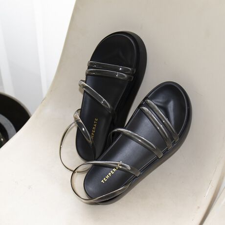 [^ԁF04500162021]s25SSVt{[̂\[~NAXgbṽoXVNȁAuhTEMPERATE(epCg)̐VT_B\[ɂ͖hPVCfނgpBڂɔׂČySnKȃ\[͈Ăm炸B_炩ɓރXgbv͍bւ̒ߕtȂAfɗDtBbgĂ܂BȃXgbvȌŁÃV[YɈꑫ͎ĂACełyӎzi摜́A̓p\RȂǂ̉{ɂAۂ̐FƈقȂČꍇ܂B炩߂B摜̏i̓TvłBۂ̏iƎdlAH኱قȂꍇ܂By TEMPERATE / epCg z2017NɂŃVbNŃVvȃfUCI[V[YAI[IP[WŁAقǂ悭iɉaȋC߂鏗̂߂ƂrWēŗオ܂BIWĩo[i\ɁA̓VeB[CtAoP[VAɂ͉J̓̂߂̃fB[XtbgEFȂIƂȂ邱ƂĂ܂BTENPERATẼRNVׂ͂āACnEXœL̋ZpIȃvZXŃfUCĂ܂BVOl`[fBe[ƃCpNĝJ[AIWĩvgA҂ƂtBbgƕi˔Ă܂B