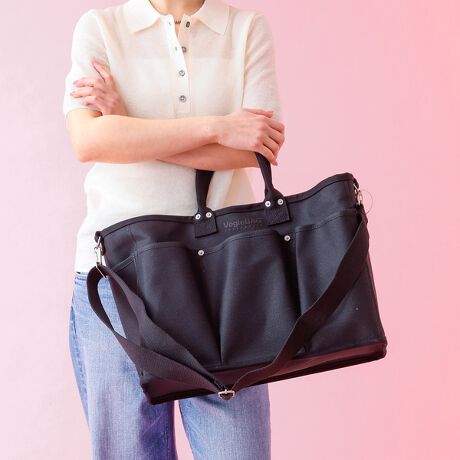 [^ԁF04500161006]y i zV[Y̒ōőeʂ̃[W^B|Pbg̐v14|PbgƈԑB̖؂Hނ܂Ƃߔ̂ɍœKȑ傫߂̃TCYB ؂̑Nx𒷎錍 {Iɖ؂͔ňĂԂŕۑ̂]܂BNx𒷎邽߂ɂ́AlQ卪A˂Ȃǂ̗؂́AuĂ܂܁v̕ۑœKłBVegieBAG͒st@[}[Y}[PbgŔ؂|PbgɓAÂ܂܁u[vƂĂgpłobOłBy ti zEV_[XgbvobOTCh̋ɃV_[Xgbvt\BdוĂSȂ^тłBEO\̒Bdו鎞͒AobÔ̏dł邾yꍇ́AOĂ̎gp߁By ӎ zEꂪtۂɂ́Aѐ̏_炩muV⊣zȂǂŕ\ʂ𕥂ĂBECAAJAȂǂɂ葼̕ւ̐FڂFAV~Jr鋰ꂪ܂BAJAȂǂŔGꂽۂ͊zȂǂŐ@Aʂ̗ǂŉAĂBϐFAV~JřƂȂ܂̂ŔGꂽ܂ܕuAۊǂ͂ȂłBEfUCAꕔق؂(؂ςȂ)ŎdグĂAԂ̂gpɂقꂪꍇ܂BE̐íAH{ĐnɍdoĂ܂Bfނ̓AԂ̂gpɂAnł炩ό`A^ꂷꍇ܂B܂Aȃvg{Ă邽߁ACɂЂъ͂邱Ƃ܂̂łӂBy iڍ ziFVegieBAG [WiԁFKINARI/VC-101ABLACK/VC-201YFy VegieBAG zRe Design2010NɔꂽxWobOB؂̑f炵_Ƃ̕炵t@bVCeAʂāA\BȑzĒĂĂ܂B܂ŉߋ13NAlXȒĂs܂A{IȃfUC͕ςmÂsĂ܂B2023N̓xWobÕRZvgIɉ߂AfUCĂĂ܂B