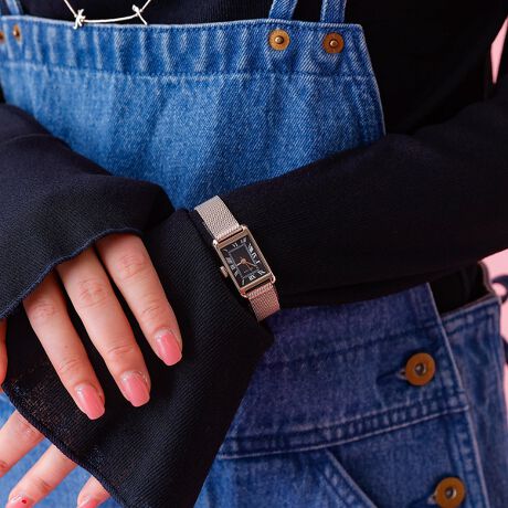 [^ԁF04499867022]ɕԌ_ɕ܂ꂽzIȏuԁA͂܂Ŗ̂悤ȔBȓ{̎ƗDȕiCXs[V𓾂uOvRNV́AꂽƍIȃfUC̘͂rvłB[}̃CfbNXƔu[X`[NVbNȕ͋CoAו܂łiȃfUĆAǂȃV[ɂGKgvX܂Bc29mm~18mm̃RpNgȃN^OP[XBȂ̃X^CIׂ܂BuOv́A{̔ӎ̌ʂȃRNVB؂Ȑlւ̃v[gɂ߂łByidlz\m^Q1A\m^Q2P[XAxgFXeXX`[hfށF~lKX[ugF{NI[c VX11hF3Ch\m^Q3P[XAxgFXeXX`[xgF^xghfށF~lKX[ugF{NI[c VX11hF3ChyMATOW/}gEzMATOWi}gEj́AugɓZgŕω鎩yށvRZvgɓ{l̏ɂĒJɍꂽ{̃uhBfr[RNVłuShikiiVLjv́AuChangeblevRZvgɓ{̔lG\BԂɃfUCꂽP[X́A\[[obe[𓋍ڂEh^ƃNI[c̗pXNGA^2Bxg͈ʂ^Cv̗ptւȒPɁBJ[oG[VLxȃxgJ[͋G߂̉Ԃ̖OB tďH~ƈڂςĂG߂̂悤ɁACɊYωy߂RNVƂȂĂ܂B