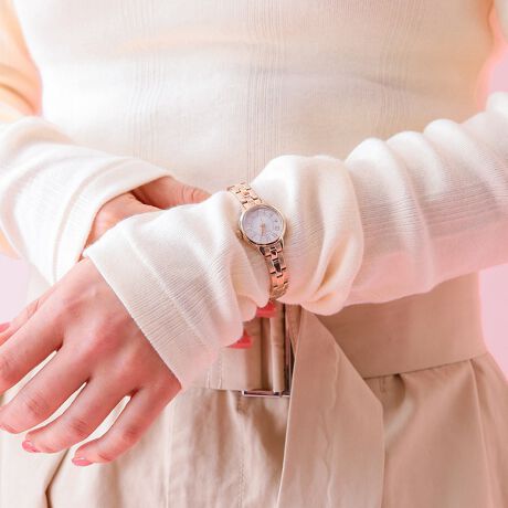 [^ԁF04499867024]ݓn߂uvݓnɕԐ炩ȌwA_ЂƂȂɋP̌́A܂Őݐ؂S̋̂悤ɁA̐SÂɐ􂢗܂Buv̌͑NłȂĂ܂Ԃ邱Ƃ͂ȂARƒaۂȂƂ炵ł傤Buv̎IȓƐÎ₩CXs[V󂯁A21.5mm̏ԂȃEhP[X̗pACfbNXɂ̓ArAgpAڂŎmFł鎋FmہBh[^̃KX̗p邱ƂŁÂ݂镵͋C\ALN̕ɈfUCւƎdオ܂ByidlzP[XFXeXX`[xgF^xghfށF~lKX[ugF{NI[c VX13hF3ChyMATOW/}gEzMATOWi}gEj́AugɓZgŕω鎩yށvRZvgɓ{l̏ɂĒJɍꂽ{̃uhBfr[RNVłuShikiiVLjv́AuChangeblevRZvgɓ{̔lG\BԂɃfUCꂽP[X́A\[[obe[𓋍ڂEh^ƃNI[c̗pXNGA^2Bxg͈ʂ^Cv̗ptւȒPɁBJ[oG[VLxȃxgJ[͋G߂̉Ԃ̖OB tďH~ƈڂςĂG߂̂悤ɁACɊYωy߂RNVƂȂĂ܂B