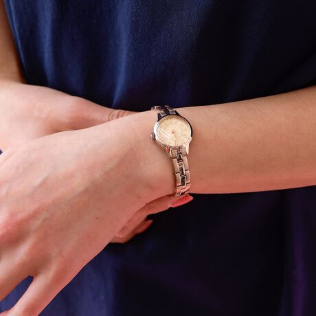 [^ԁF04499867024]ݓn߂uvݓnɕԐ炩ȌwA_ЂƂȂɋP̌́A܂Őݐ؂S̋̂悤ɁA̐SÂɐ􂢗܂Buv̌͑NłȂĂ܂Ԃ邱Ƃ͂ȂARƒaۂȂƂ炵ł傤Buv̎IȓƐÎ₩CXs[V󂯁A21.5mm̏ԂȃEhP[X̗pACfbNXɂ̓ArAgpAڂŎmFł鎋FmہBh[^̃KX̗p邱ƂŁÂ݂镵͋C\ALN̕ɈfUCւƎdオ܂ByidlzP[XFXeXX`[xgF^xghfށF~lKX[ugF{NI[c VX13hF3ChyMATOW/}gEzMATOWi}gEj́AugɓZgŕω鎩yށvRZvgɓ{l̏ɂĒJɍꂽ{̃uhBfr[RNVłuShikiiVLjv́AuChangeblevRZvgɓ{̔lG\BԂɃfUCꂽP[X́A\[[obe[𓋍ڂEh^ƃNI[c̗pXNGA^2Bxg͈ʂ^Cv̗ptւȒPɁBJ[oG[VLxȃxgJ[͋G߂̉Ԃ̖OB tďH~ƈڂςĂG߂̂悤ɁACɊYωy߂RNVƂȂĂ܂B