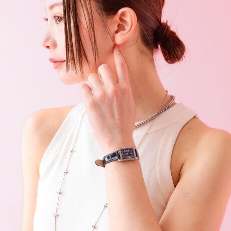 [^ԁF04499867020]ɕԌ_ɕ܂ꂽzIȏuԁA͂܂Ŗ̂悤ȔBȓ{̎ƗDȕiCXs[V𓾂uOvRNV́AꂽƍIȃfUC̘͂rvłBwm[xł́A̕ՂƑ@ׂȃ[}̐Îv킹mIŃN[ȈۂoBtXŁghӖ邻̖̒ʂA[݂̂łBjƃCfbNX́AՂƂ̃RgXgꂽ͋CĂƂƂɎF߂Ă܂BɃt[}̗p邱ƂŁAiŒmIȈۂ^Ă܂BT߂łȂɕԌ̂悤ȔIȋP茳ɓZ鎞vƂĒĂ܂Bꂽ̃fUCA킩ʂȃV[܂ŕL􂷂邱Ƃł傤Bc29mm~18mm̃RpNgȃN^OP[XBȂ̃X^CIׂ܂BuOv́A{̔ӎ̌ʂȃRNVB؂Ȑlւ̃v[gɂ߂łByidlzP[XFXeXX`[ohFU[ohF1.2cmhfށF~lKX[ugF{NI[cVX11hF3ChyMATOW/}gEzMATOWi}gEj́AugɓZgŕω鎩yށvRZvgɓ{l̏ɂĒJɍꂽ{̃uhBfr[RNVłuShikiiVLjv́AuChangeblevRZvgɓ{̔lG\BԂɃfUCꂽP[X́A\[[obe[𓋍ڂEh^ƃNI[c̗pXNGA^2Bxg͈ʂ^Cv̗ptւȒPɁBJ[oG[VLxȃxgJ[͋G߂̉Ԃ̖OB tďH~ƈڂςĂG߂̂悤ɁACɊYωy߂RNVƂȂĂ܂B