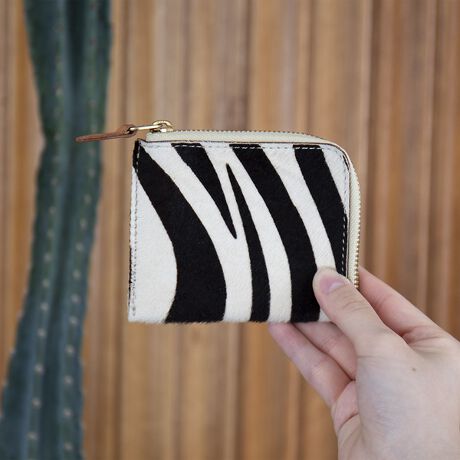 [^ԁF04500168000]{́uMASTER&CO }X^[AhR[vARpNgŃ^CgȃTCWO֗ȁAJ[h/RCP[Xɏ㎿ȃwAJ[t̎GƖڂAj}Bꖳ̐VoBѕ݂̔㎿ȃwAJ[t\ʂɎgpAVvȂ̂́AJo̒؂₩ɂĂACeBƂMtgƂĂŒAnCNIeBŐꂽfUCBFWJ̓[uEIp[h̃Aj}2FƁAnŃubNƃ`R2F̌v4FWJłBAj}}X^[AhR[̎ɂΏiŃ_ȎdオB4Fɓ̐F͓łBwAJ[t̎G肪Sn悢ApiłByMASTER & CO / }X^[AhR[z{́uMASTER&CO }X^[AhR[v́ACO̎sfނƓ{Zp̃hbLOAElɂWpChЉuhłBusɗꂸAꂼ̐lɂƂėB̂̂ɂȂ鐻i鎖vMOƂāAIA̍񂾑fނƓ{̐ElɂZp̗ZɂAɃnCNIeB[Ax[VbNȃACeĂĂ܂BI[ZeBbNŃX^_[hȃACéAgޒɓ݁A̐ľo܂Bs[^[AɃt@𖣗Ă܂BWF_[t[mGCWBAll made in Japan.