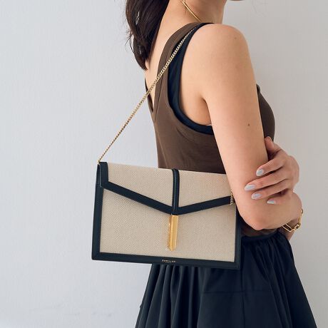 [^ԁF31500261005]\ȑfނ肳ꂽNb`́ADEMELLIER̓RNV̑㖼łBےIȃ}OlbgS[hA[bNŏꂽADȕ̃VGbgobOłBtbv̒ɂ͌ȃ{xfBe[{AIȃ^b`Ă܂B莝ŃNVbNȈۂɂAS[h`F[ɂăJWAɂg܂B͎\ȃRbgŒJɗłĂAgѓdbAJ[hz_[AȂ̏Xy[X܂ByDEMELLIER/fG[zMireia Llusia-LindhɂĐݗꂽAh_ƂnhobOuhBÂ̂ƐV́A`ƌIȗvf~bNXĂ܂BobOׂ͂čō̃C^AƃXyC̑fނgpAXyC암Œn̐Elɂčוɂ܂ōאS̒ӂ𕥂Ď肳Ă܂Bg̃obO̔グ̈ꕔĂq̖~ƂړIƂN`ƈÂɎ񋟂Ă܂Byӎzi摜́A̓p\RȂǂ̉{ɂAۂ̐FƈقȂČꍇ܂B炩߂B摜̏i̓TvłBۂ̏iƎdlAH኱قȂꍇ܂BTCY\L͂܂ŖڈƂȂ܂B̗̑\񏤕iAʏ폤iƂ̓ς͂ł܂B׏󋵂ɂA͂\肪Oシꍇ܂Bqlւ̔X̔xꍇ܂BǉYíAꕔ̓X܁Aʔ̂Ŕ̔̏ꍇ܂B\߂BigpOɁA^OɋLڂĂu舵̒ӏvu\vKmFBiɕsǂꍇAє̔ޑ܂Ă܂B炩߂B