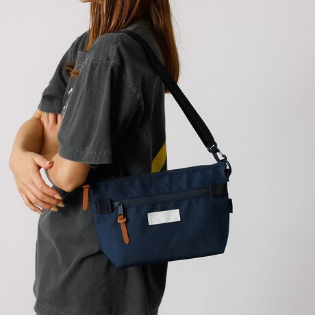 [^ԁF04509861043]VvȍɌ܂AdlʁAfUCʂƂɗDGŎg肪悢V_[obNɂȂ܂ByTCYzF18cm@F30cm@}`F9cm@eʁF2.5Lydʁz210gy@\zCi[|[`tiO\jyXybNzFt@Xi[y|Pbgzy{́zO~1yCi[|[`zO~2WILDERNESS EXPERIENCEiEB_lXGNXyGXj1973NɃAJEJtHjABɂđnƂAEghAMA[J[uWILDERNESS EXPERIENCEiEB_lXGNXyGXjvBgȓ̌hӖuhɂӂ킵v_NgQ͌50NォAEghApi|{̘V܃[J[ɂĐĂAx̍^tȃACeւƏ؂Ă܂BȃEB_lX獡̓^E[XŎg₷V_[obOЉB